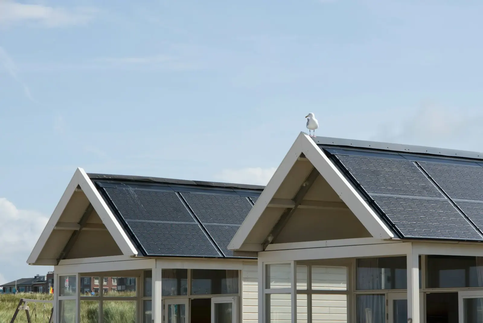 Zwei Häuser mit Solarmodulen auf dem Dach